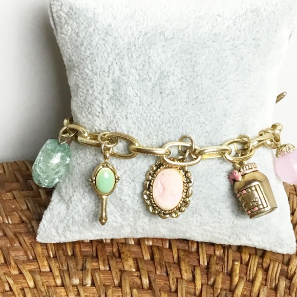 Cookie Lee Beauty Shop Gold Tone Bracelet Charm - Picture 3 of 7